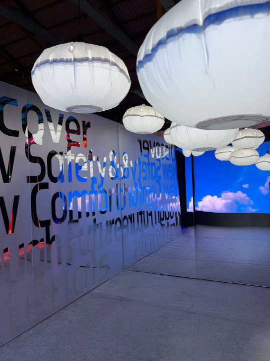 웁서울 2023에 전시된 에어백 원사로 만든 조명 오브제. 효성첨단소재 제공.